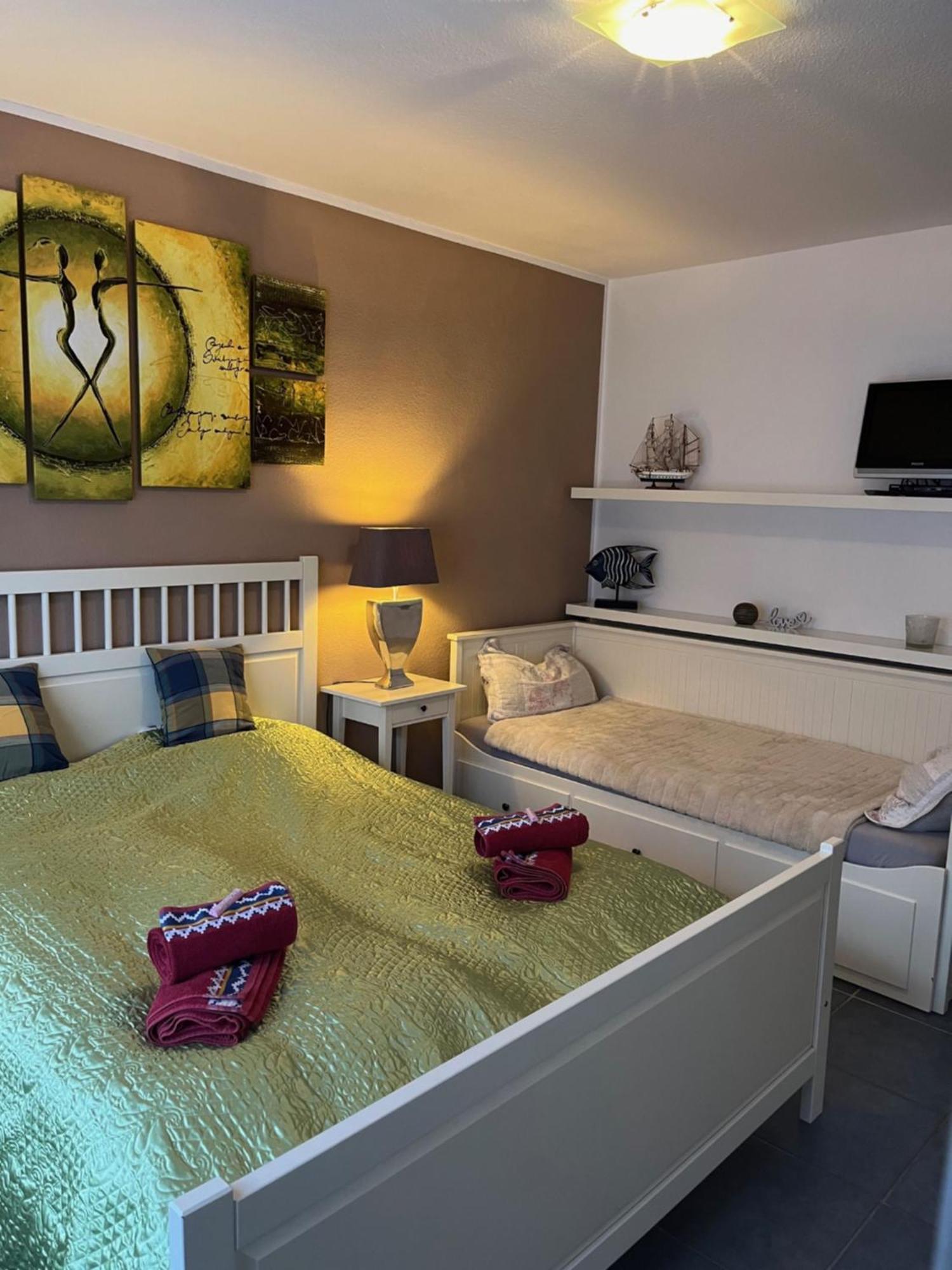 Ferienwohnung Haus Schwalbennest Eg ディツム エクステリア 写真