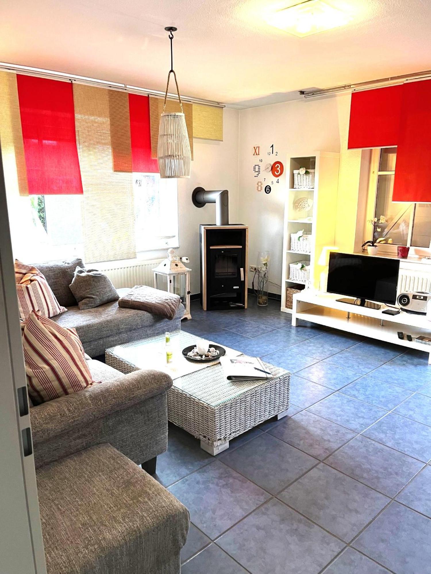 Ferienwohnung Haus Schwalbennest Eg ディツム エクステリア 写真